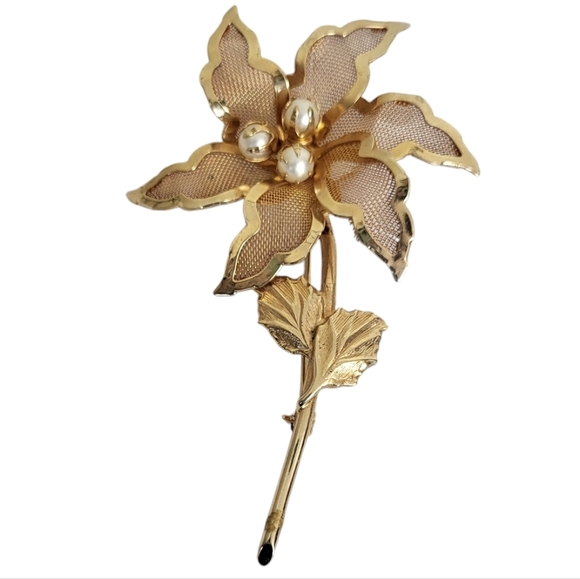 Vintage Gold Toned Mesh Flower Brooch With 3 Faux Pearls In Center - Picture 1 of 2